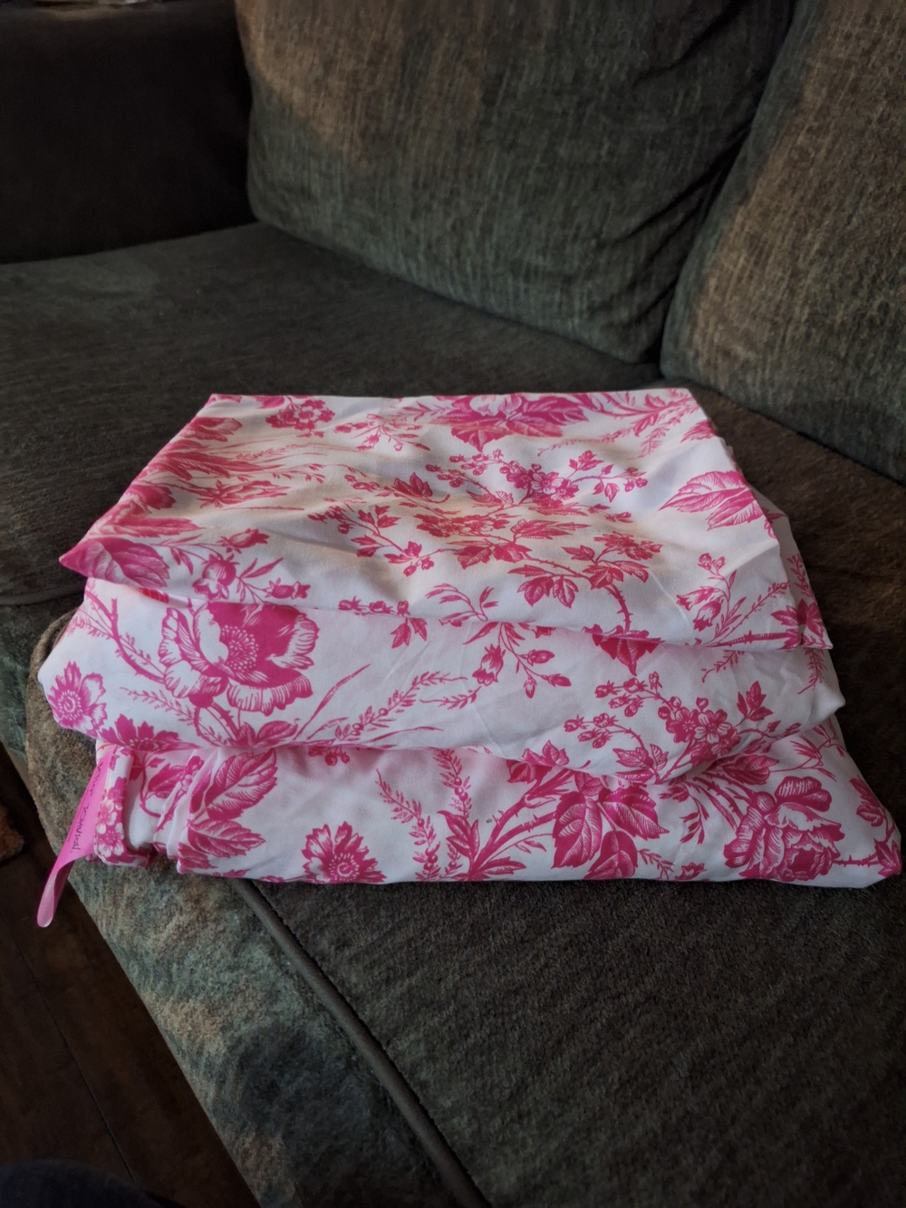 Betsey Johnson Pink Floral  - White and Hot Pink Sheet Set.Queen .1 Pilliw Case
